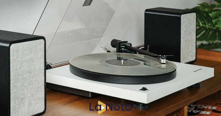 Проигрыватель виниловых дисков Crosley C6 White